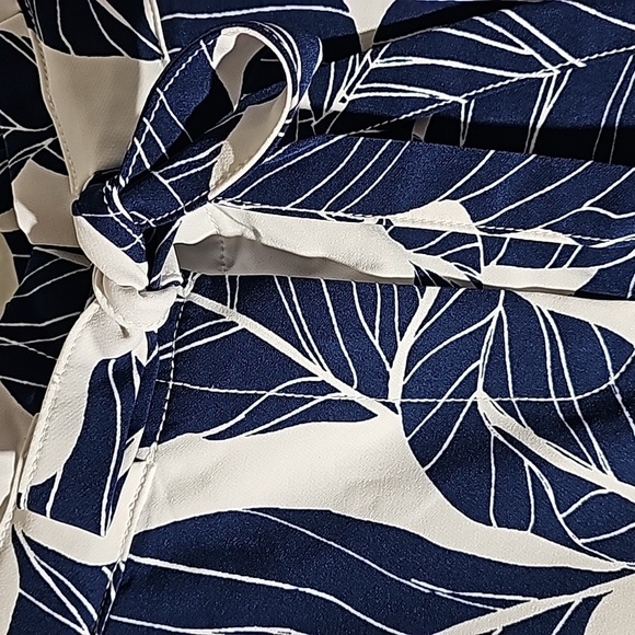 Liz Claiborne women's 20 W. Pants with tie in front White with blue leaves Comfy - Picture 2 of 7